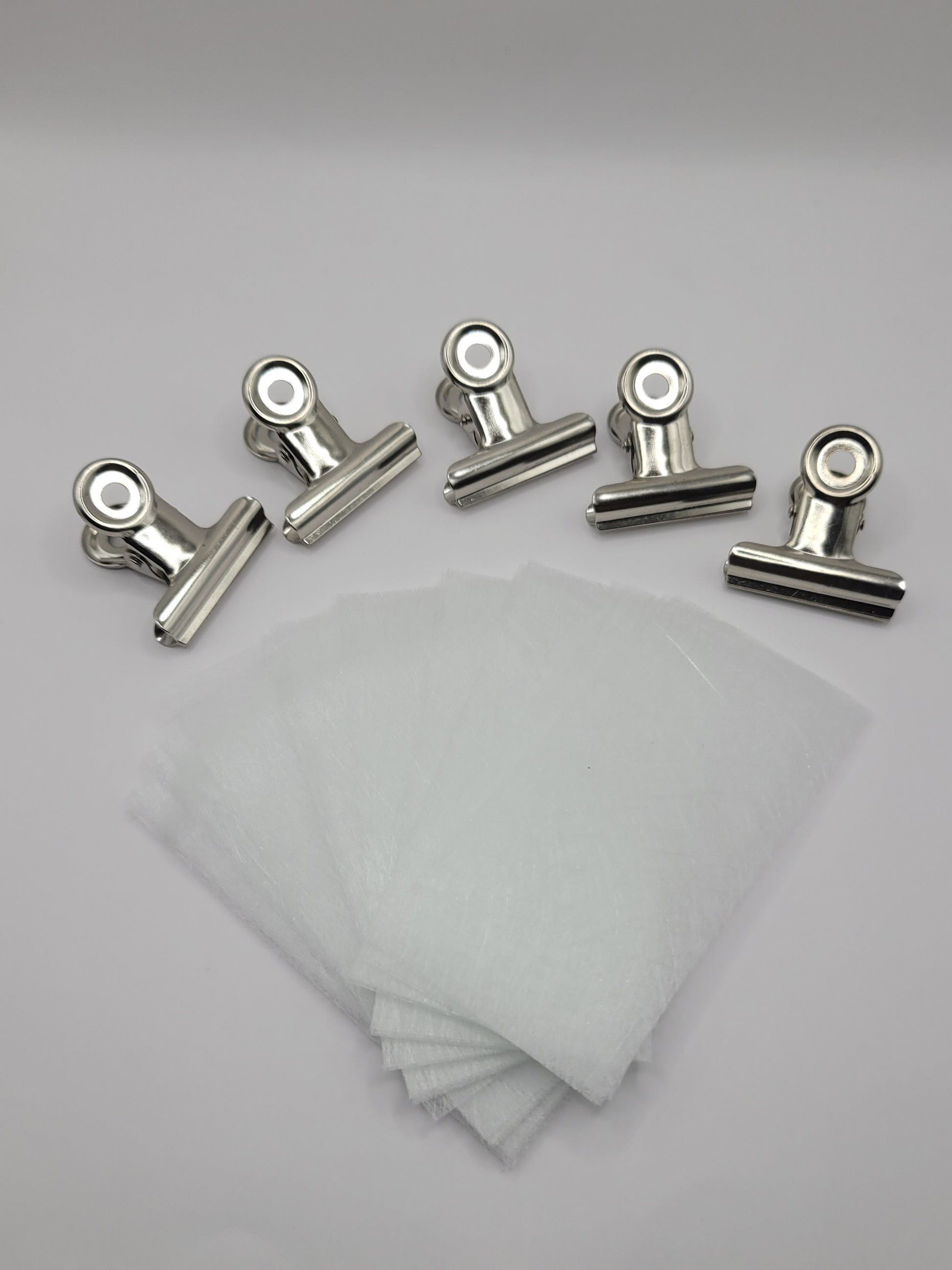 25 piece fiberglass and 5 piece stainless steel clips on a white background