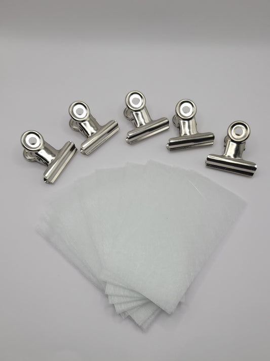 25 piece fiberglass and 5 piece stainless steel clips on a white background